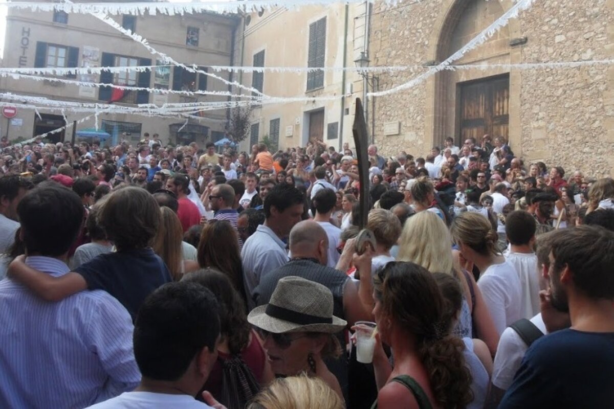 a crowd of people with white streamers above their heads