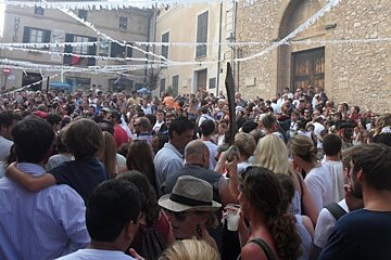 a crowd of people with white streamers above their heads