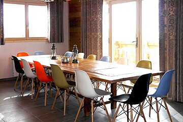 Secret de Neige Chalet, Alpe d'Huez dining area