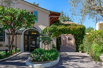 A building with a sign that says ' restaurant ' on it
