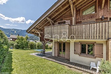 A large wooden house with the word tenda on the side
