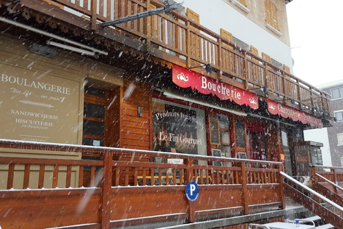 A building with a sign that says boulangerie on it