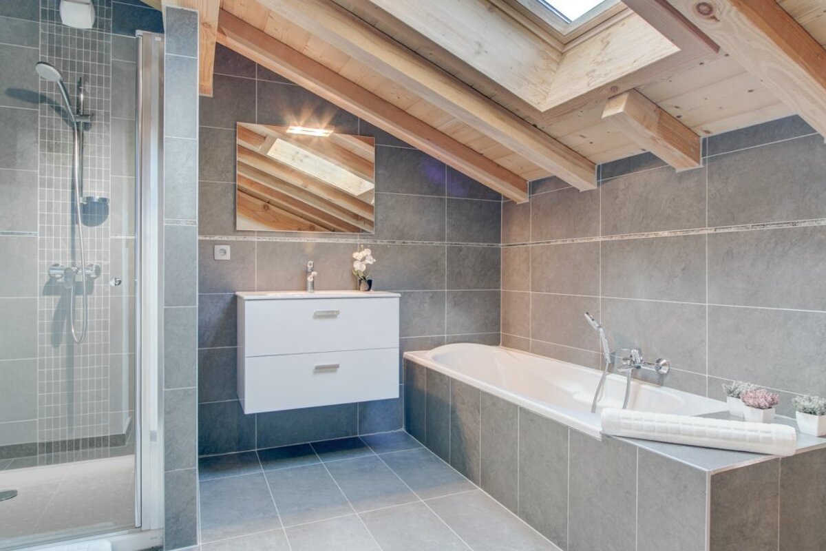 Quatre Saison Chalet, Morzine bathroom