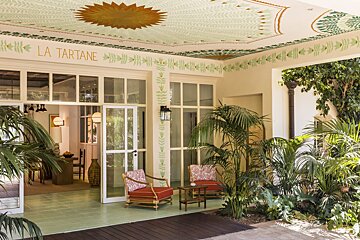 A room with a ceiling that says la tartane