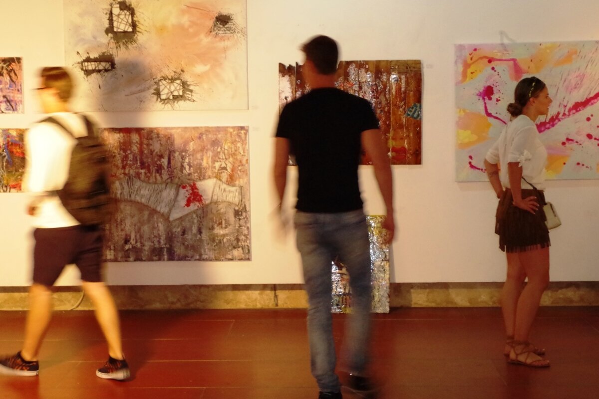 Ses Voltes - Nando Bruncke's eye-catching paintings and collages draw in passersby (1)