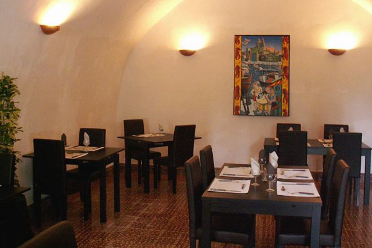 Domaine de Pradaous Restaurant, Cereste interior