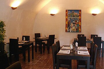 Domaine de Pradaous Restaurant, Cereste interior