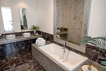 A bathroom with two sinks and a bathtub