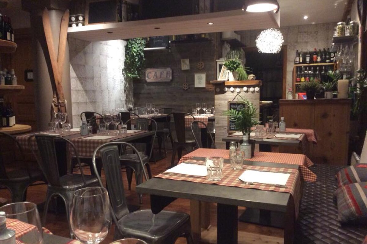 La Fine Bouche Cafe, Chamonix Centre interior