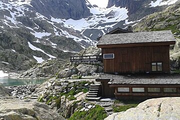 Lac Blanc refuge remains closed