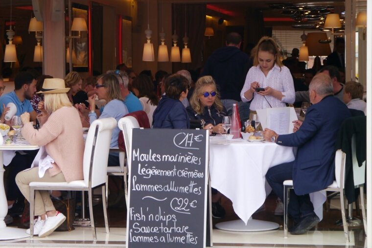 front of the restaurant le girelier in st tropez