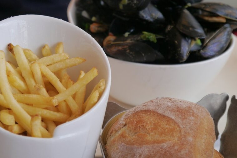 chips, bread & mussels in le girelier restaurant