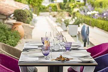 repas-dejeuner-table-de-pierre-terrasse-domaine-du-mas-de-pierre-resort-spa.jpg