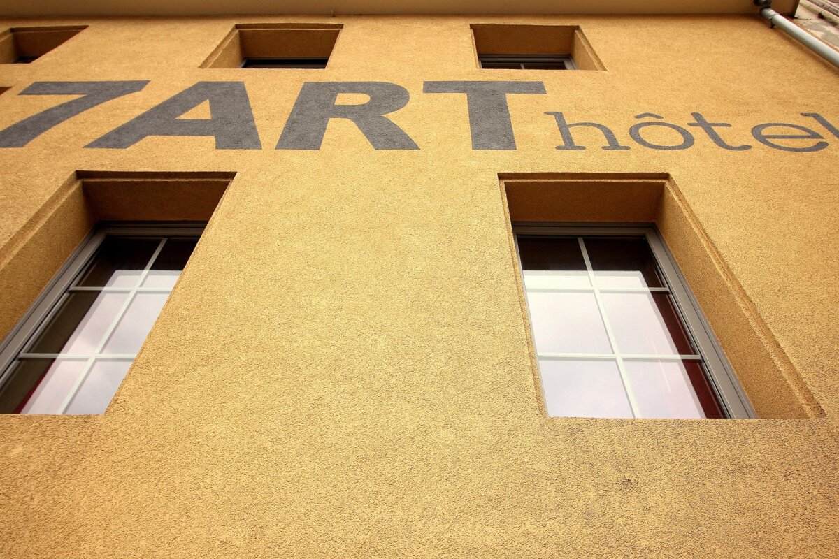 A building with the word hotel painted on it