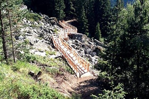 a mountain bike trail with north shore in Oz en Oisans