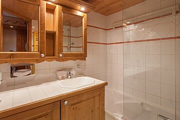 2 bed apartments - Les Alpages de Reberty Premium, Les Menuires bathroom