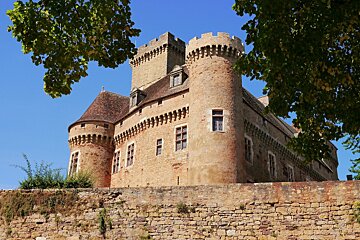 a view of the castle behind a wall