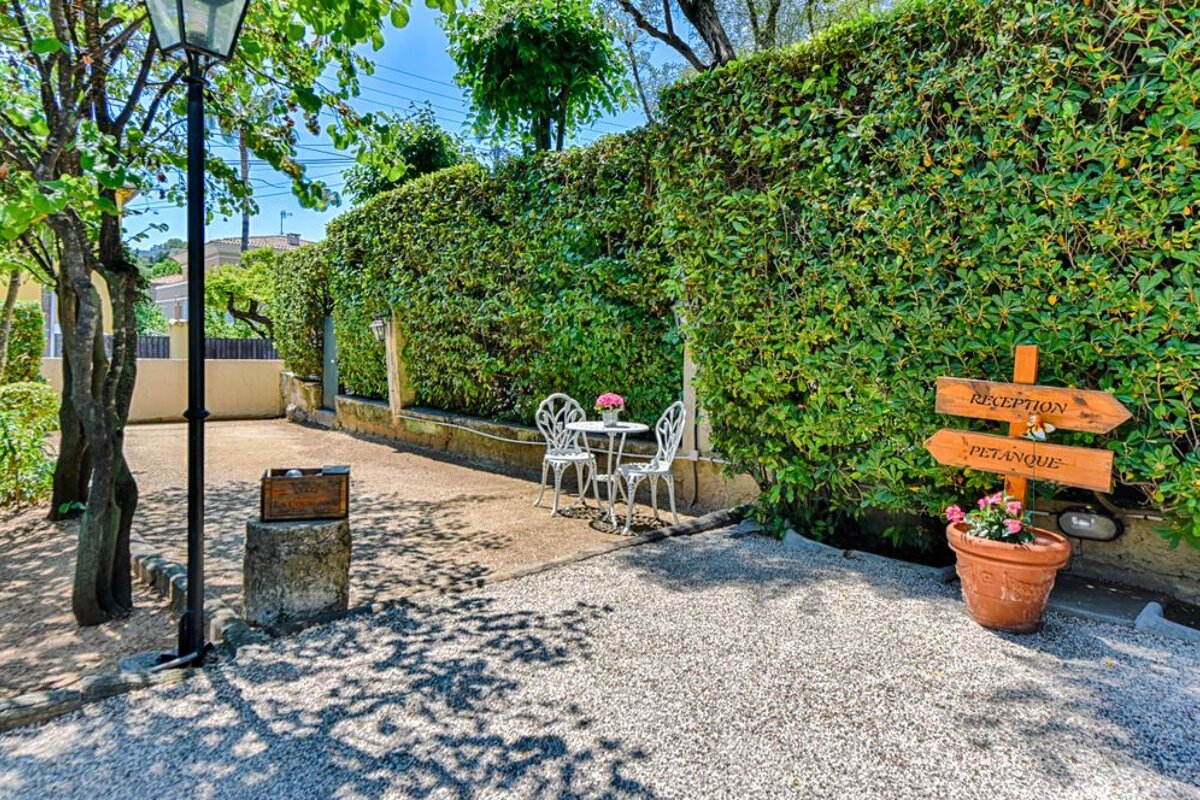 A garden with a table and chairs and a sign that says mysterious vernaque