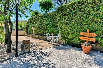 A garden with a table and chairs and a sign that says mysterious vernaque