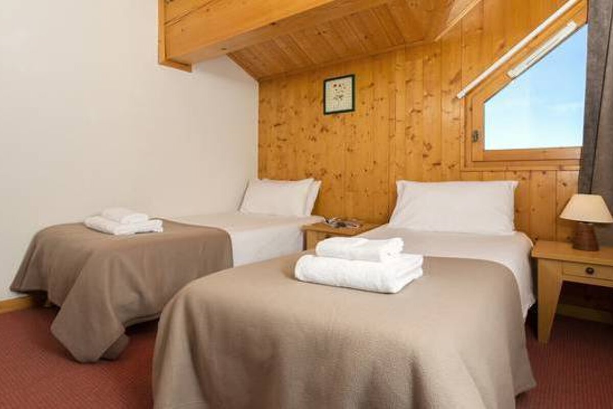 Les Chalets du Praz - 3 Bed Chalet, La Plagne Villages twin bedroom