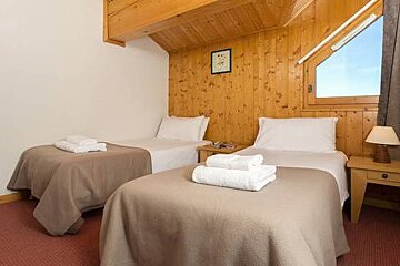 Les Chalets du Praz - 3 Bed Chalet, La Plagne Villages twin bedroom