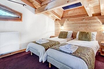 Aiglon Apartment, Morzine twin room 