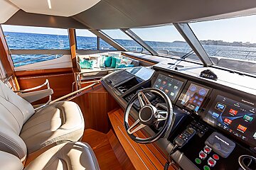 The steering wheel of a boat is made by raymarine