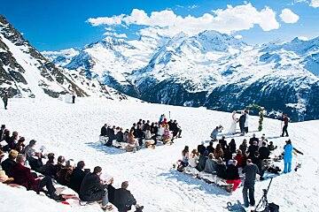 A bride and groom are getting married in the snow
