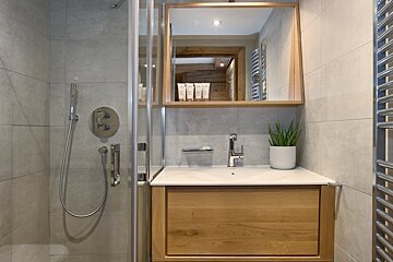 Annapurna B104 Apartment, Les Gets shower room