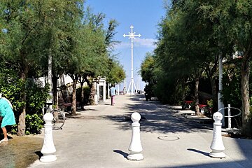 a woman cleaning her feet on jetee de la chapelle