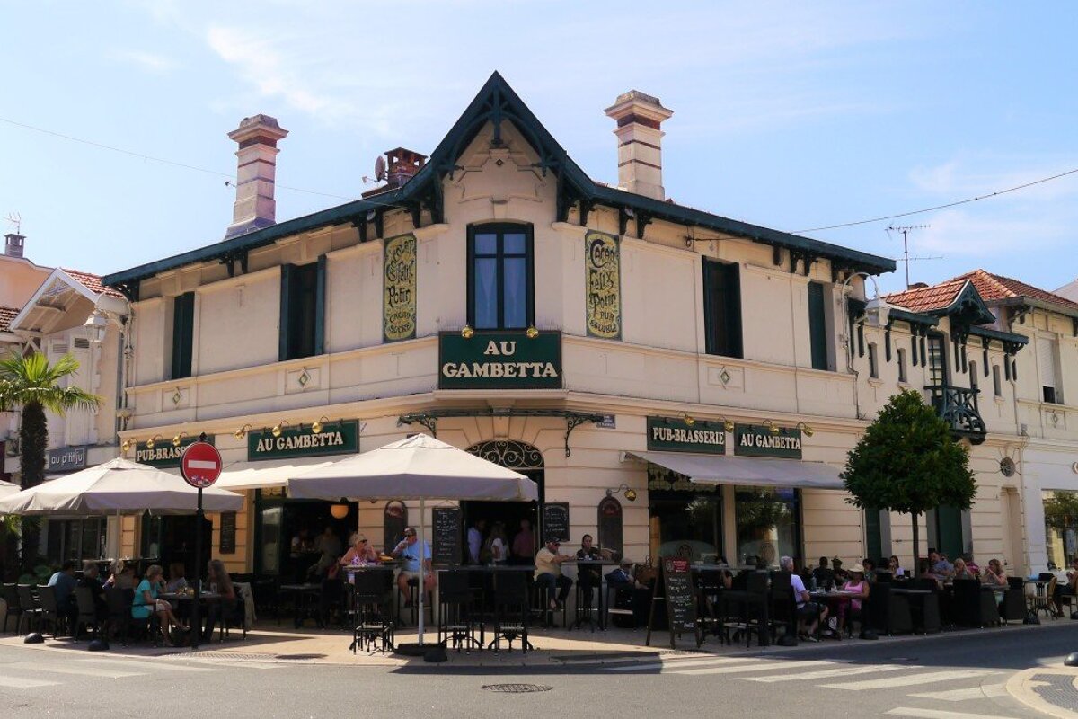 a restaurant in arcachon