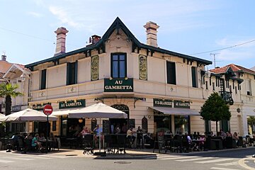a restaurant in arcachon