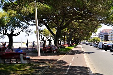 Promenade along Arcachon seafront