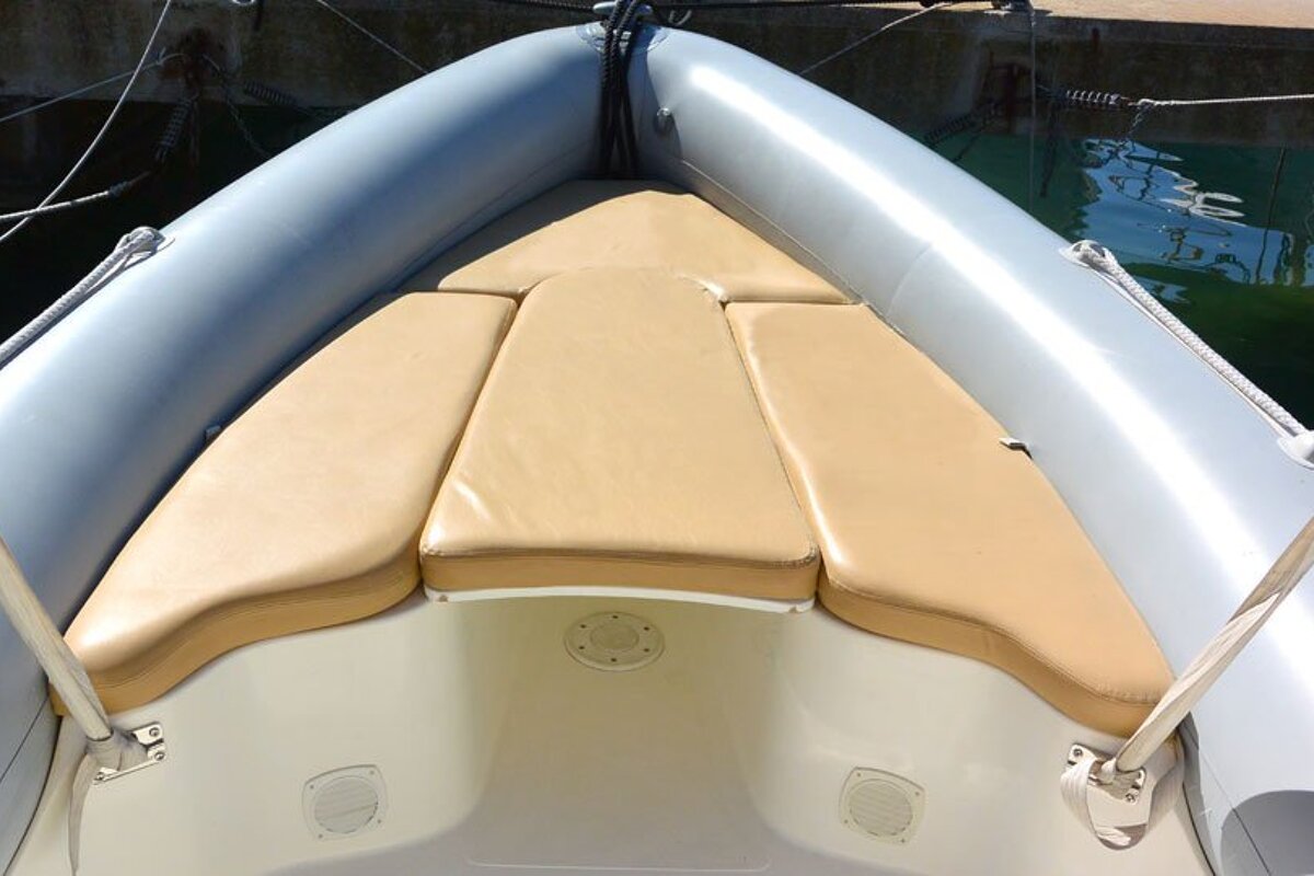 The front of a boat with a tan seat
