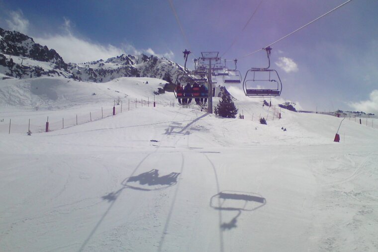 a chair lift going over a piste