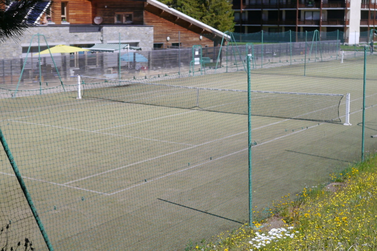 tennis courts in 2 alpes