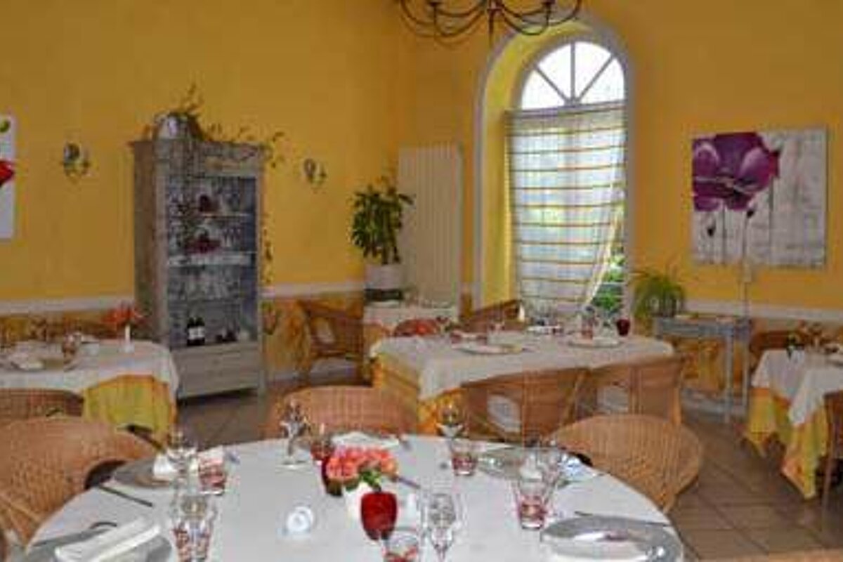 Aux Fontaines Restaurant, La Reole interior