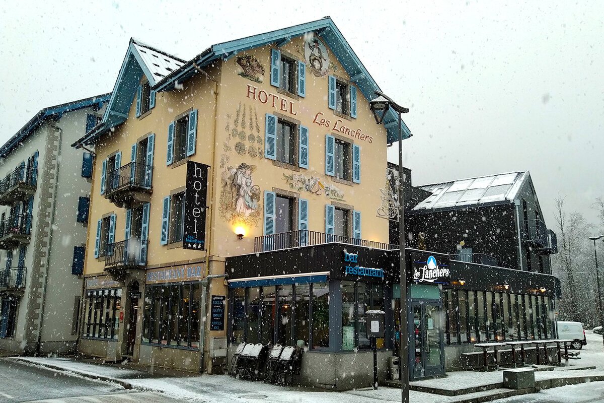 A hotel with a restaurant called rendezvous in front of it