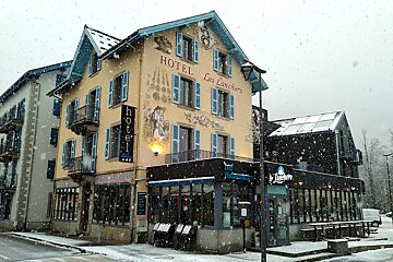 A hotel with a restaurant called rendezvous in front of it