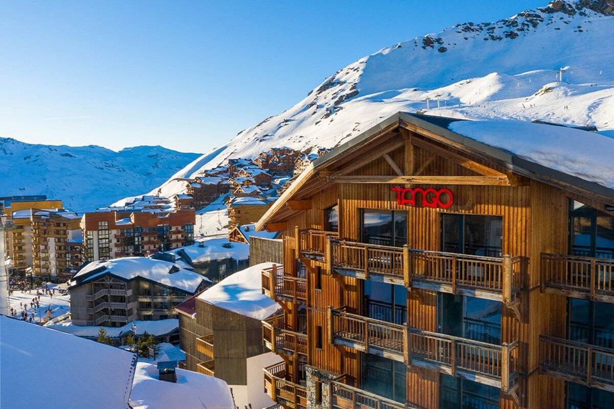 A building with the word argo on it