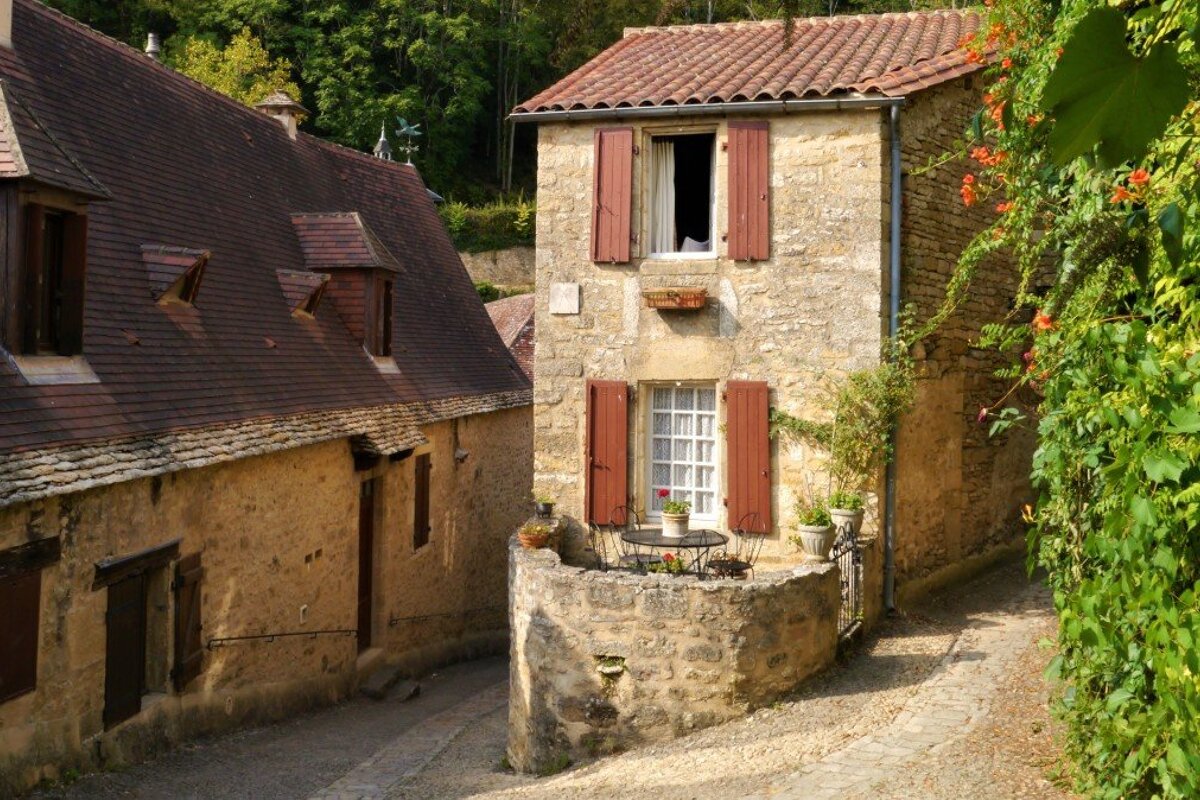 a house at a crossroads in Beynac
