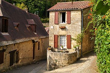 a house at a crossroads in Beynac