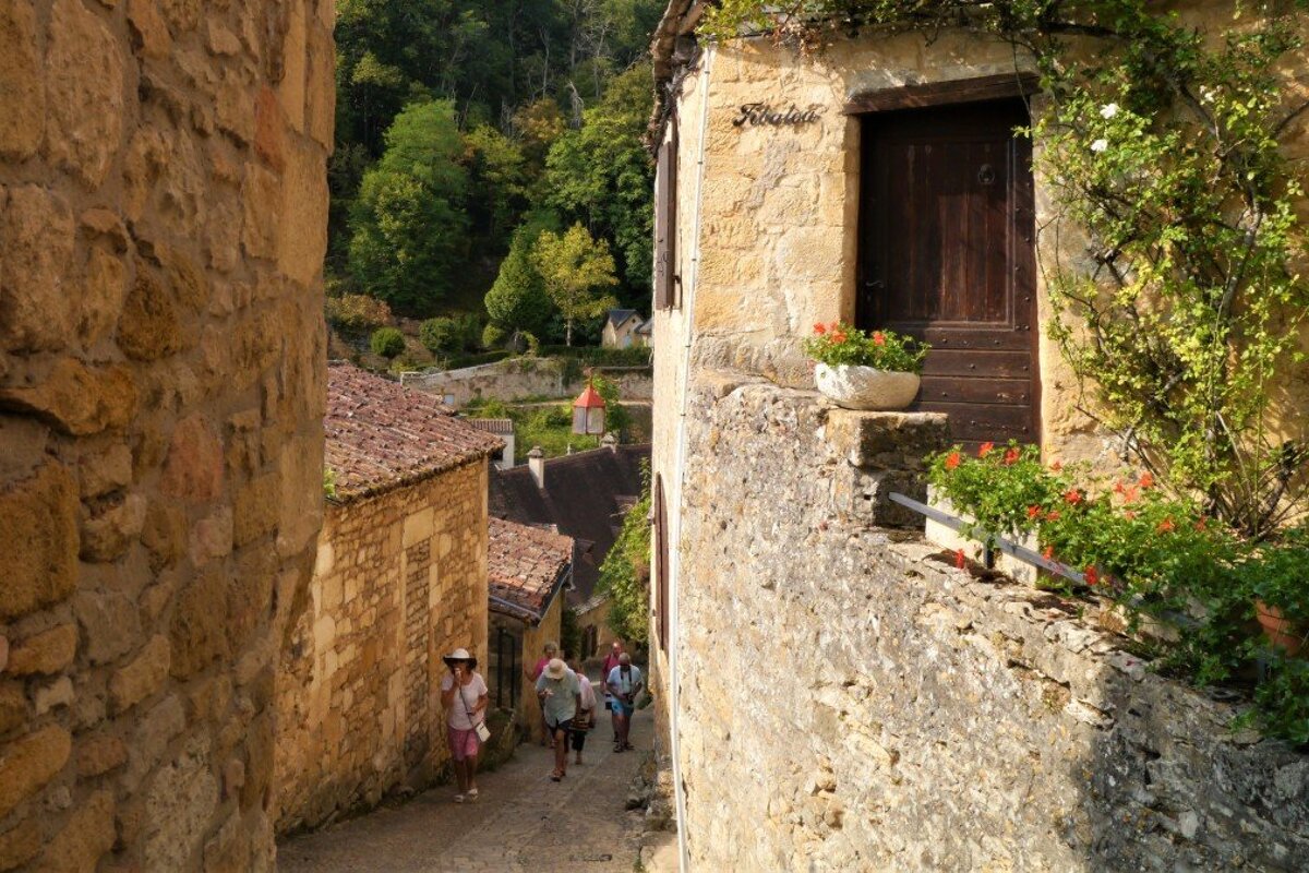 Steep street with people eating ice cream in beynac