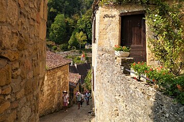 Steep street with people eating ice cream in beynac
