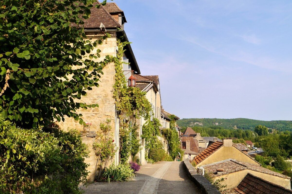 row of cottages lining the dordogne river