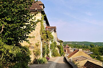 row of cottages lining the dordogne river
