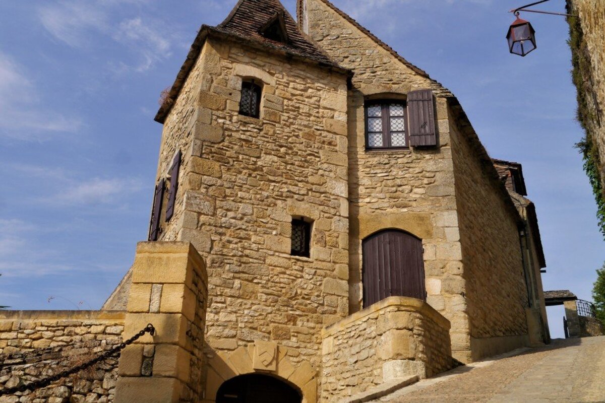 honey coloured building & blue skies in beynac