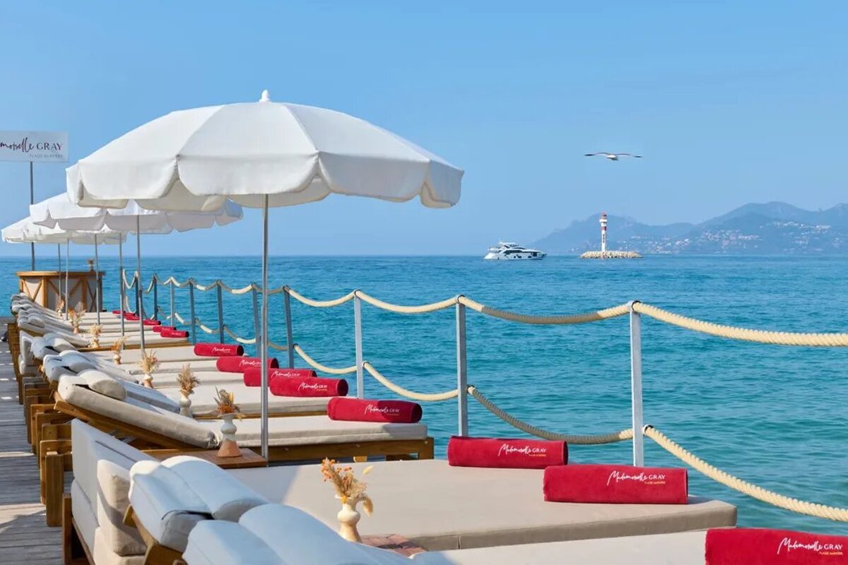 A beach with a sign that says paradise on it