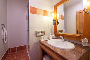 A bathroom with a sink and a mirror