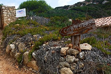 a sign pointing to the beach in SE Mallorca